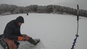 Озеро где ЕСТЬ Ходовой Лёд! Зимняя ловля ОКУНЯ на блесну. Зимняя рыбалка и Первый лёд 2025-26