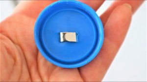 Насобирала крышки от молока и разрезала старую сумочку. Покажу, какая полезная вещь получилась