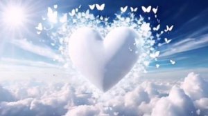 Красивое ярко-белое сердце и маленькие белые бабочки