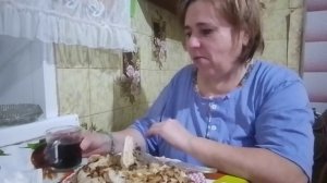 Наварила огромную тарелку вареников, ну и кофе с болталочкой.