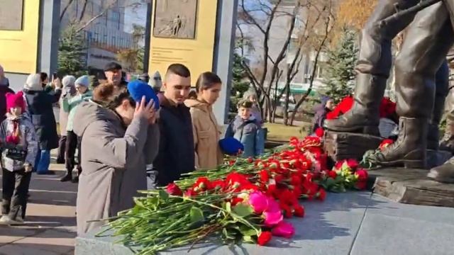 Мемориальный комплекс «Аллея Памяти» открыли сегодня, 4 ноября, на площади Декабристов в Иркутске.