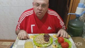 Мукбанг. Перловая каша, куриные котлеты, бочковые помидоры и морс. Русский Нострадамус.