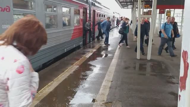 Ленинград (Санкт-Петербург), станция метро Обухово, прибытие и отправление поезда