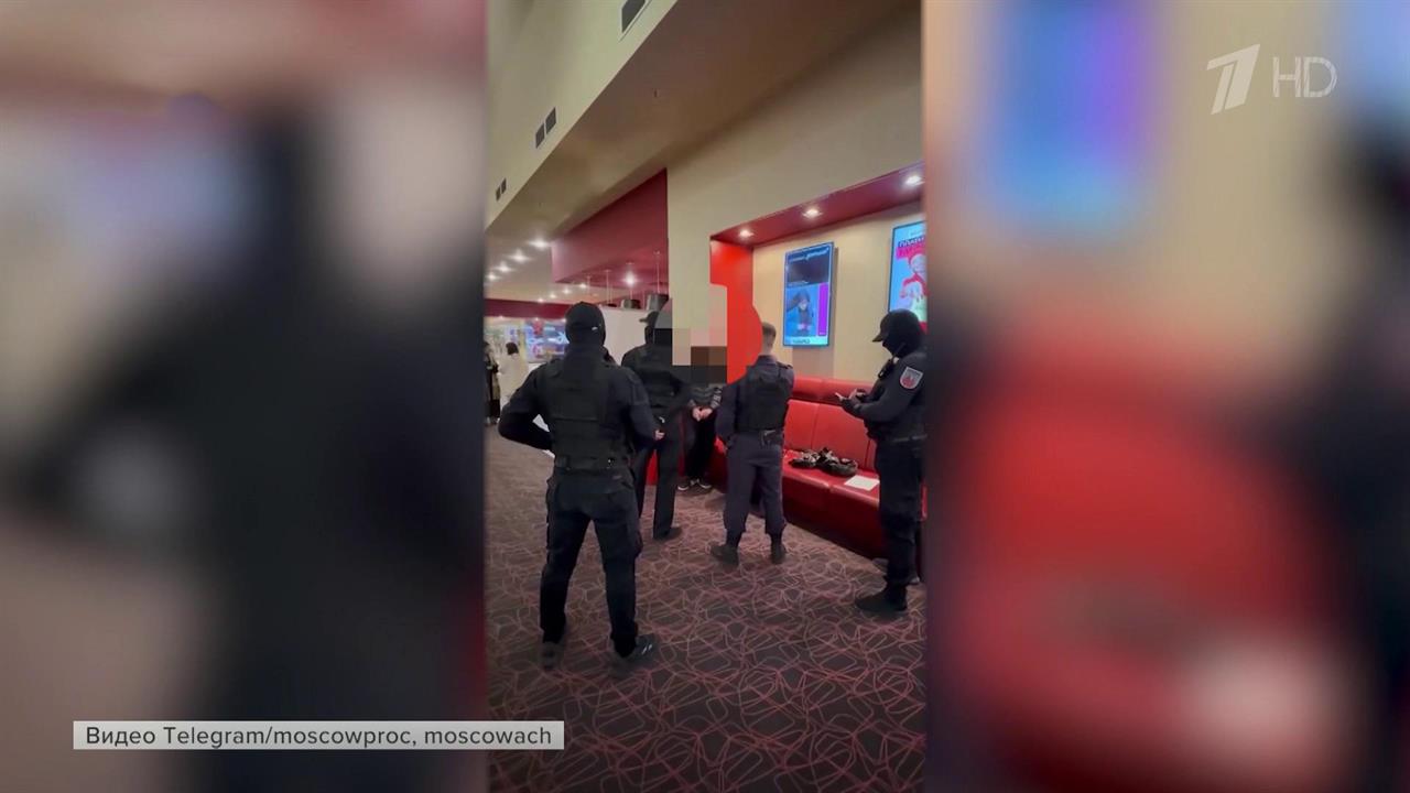 Подросток устроил пожар в кинотеатре в Москве после психологического давления по телефону.