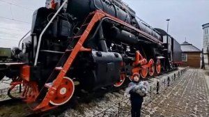 Кот Василий у Паровоза-памятника в п.Вожега