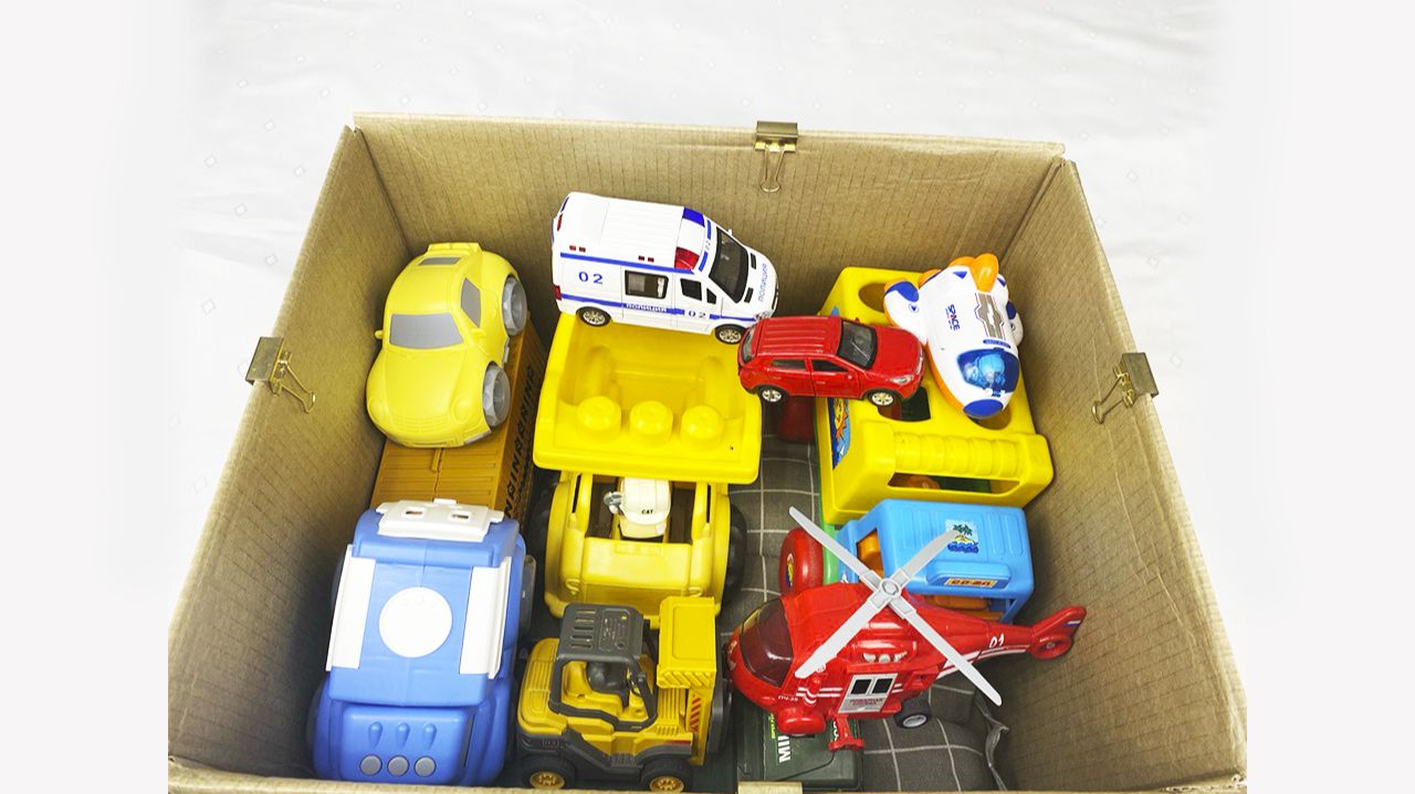 Мультики для детей и малышей про новые игрушечные яркие Машинки из коробки. Мультики про машинки