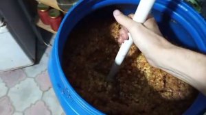 Перемешивание густой яблочной браги.Простой способ.