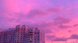 Розовый рассвет озарил сегодня Москву