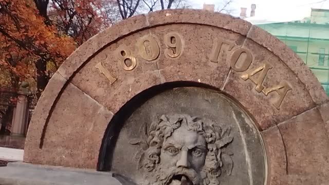 Небольшое сооружение-фонтан возле Казанского собора. смотреть онлайн