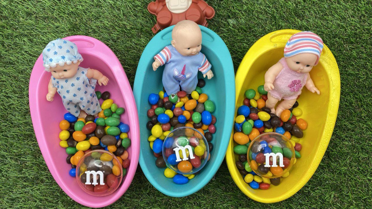 Мультики для девочек. Смешиваем радужные шарики в ванночках. Мультики для детей с куколками.