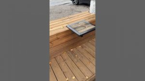 Сравнение древесины, покрытой антисептиком, и древесины без обработки.