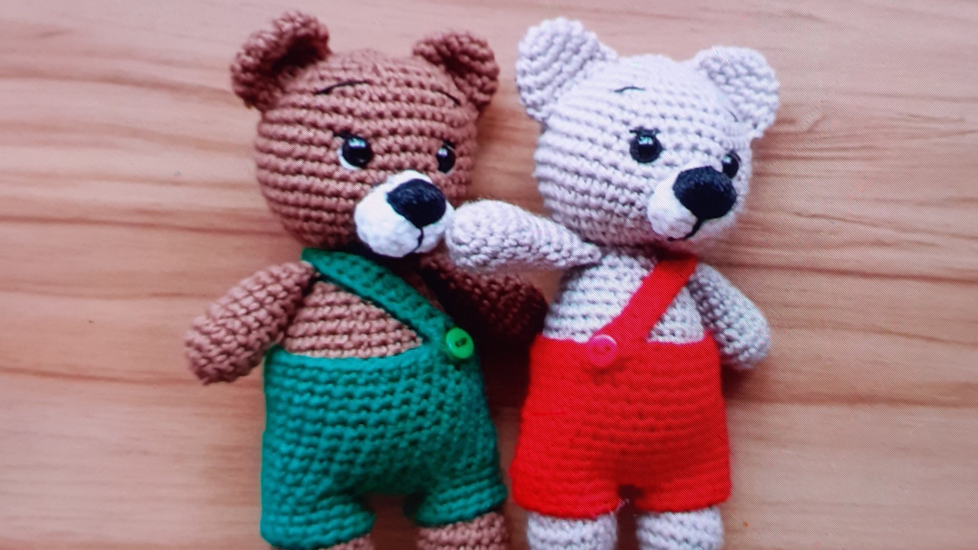 Вяжем игрушку Мишутка в шортиках.ч.1 ручки ножки , ушки. смотреть онлайн