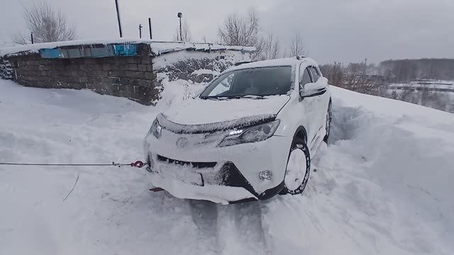 Занесло все улицы города снегом.Посадили внедорожник на пузо,толкаем,копаем,не можем вытолкнуть