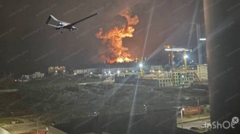 Появились кадры атаки БПЛА на Новороссийск. Атакована нефтебаза. Новости сегодня. 14.11.2025