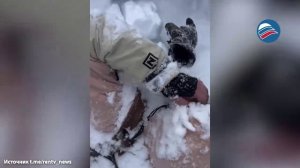 Погребенная под снежной лавиной: кадры спасения туристки в Хакасии