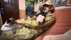 Маленькому Финику так понравилась новая уточка, что он обнял ее и просто заснул на ней)