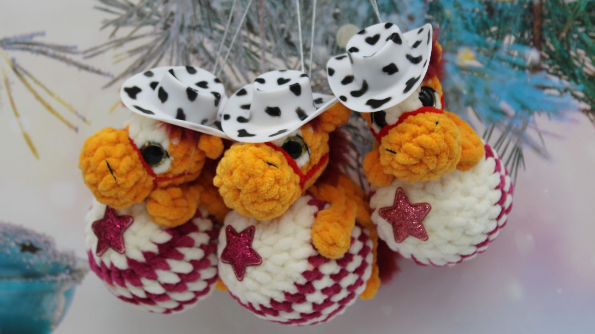 Вязаная лошадка на шаре.