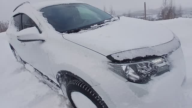 Занесло все улицы города снегом.Посадили внедорожник на пузо,толкаем,копаем,не можем вытолкнуть.