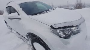 Занесло все улицы города снегом.Посадили внедорожник на пузо,толкаем,копаем,не можем вытолкнуть.