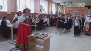 Красна птица пением, а человек умением