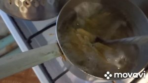 дочка  купается котика