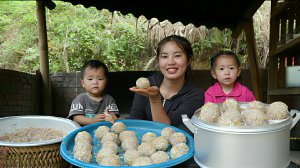 Собираю капусту, чтобы продать на рынке. Готовлю Бань хом и клейкий рис для моей маленькой дочери.