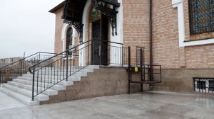 В новотроицком храме Петра и Павла установили современные подъемники для маломобильных прихожан