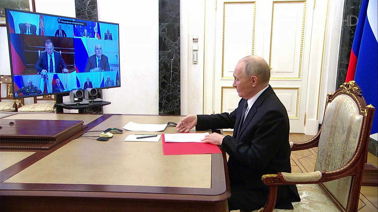 Президент провел оперативное совещание с постоянными участниками Совбеза России.