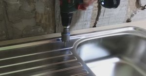 Сверление отверстия в нержавеющей мойке