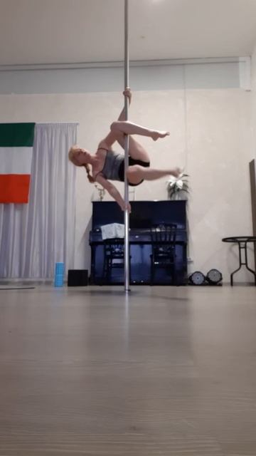 В студии накануне была тематическая вечеринка (из серии "ПОТОМУ ЧТО МОГУ!..")