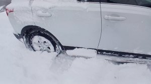 Занесло все улицы города снегом.Посадили внедорожник на пузо,толкаем,копаем,не можем вытолкнуть.