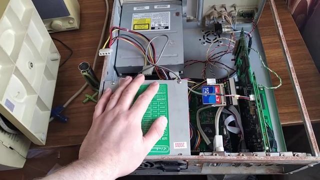 Ископаемый 80386-й ретро-компьютер в ржавом корпусе