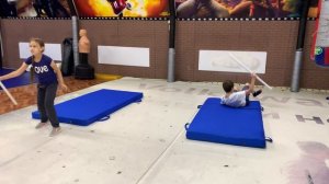 Выполняем вариации кувырков с палкой