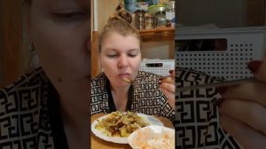 Мукбанг. Жареная картошка с вешенками, квашеная капуста