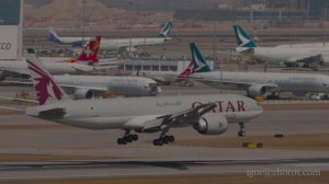 Грузовой Боинг 777 Катарских авиалиний приземляется в аэропорту Гонконга.