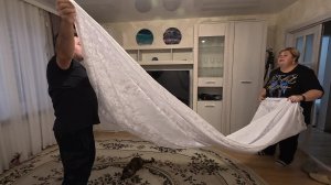 Готовлю бризоли. Абдугани  вырезает  тесто для творожных  ушек. Постелили новый ковёр.