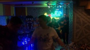 Латиносы отжигают. Вроде кубинцы. Меж собой в кулуарах говорят на испанском. Пусть это и диалект