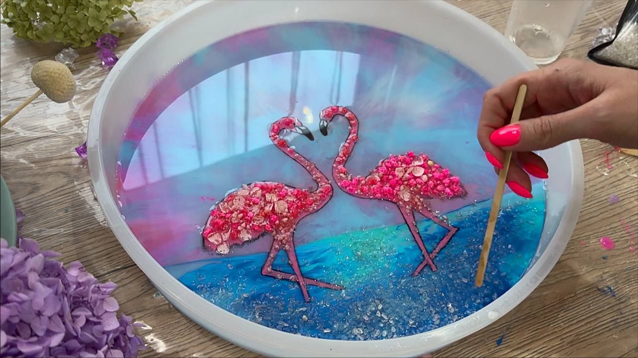Стол из эпоксидной смолы с цветами и фламинго. смотреть онлайн