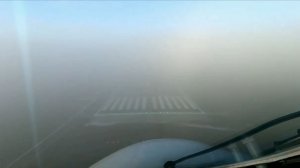 Посадка самолета в тумане. Браво летчикам и самолету. Съемка из кабины пилота.