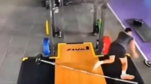 Землетрясение землетрясением, а день приседа со штангой по расписанию 🏋️♂️