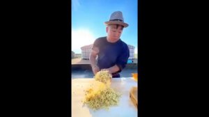 Монгол Бату и его жена готовят основу для жаркого на открытом воздухе в Монголии #монголия #еда