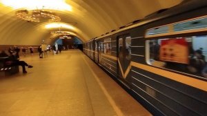 Поезд типа 81-540.2/541.2 (прозвище - "Пришелец") на станции "Новочеркасская"