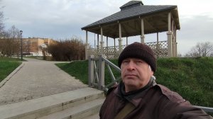 Деревянная беседка и Геннадий Горин. Лестница ведёт вниз. Берег и река