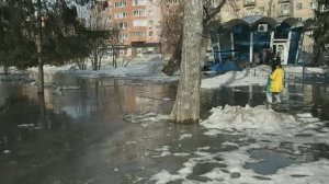 Новосибирск, Нарымский сквер - таяние снега.