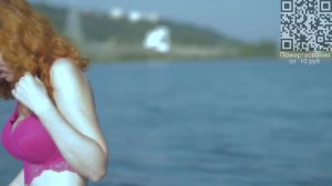 Рыжеволосая девушка в купальнике на пляже