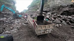 Строительство, экскаватор копает песок