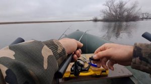 Осенняя рыбалка на окуня с лодки