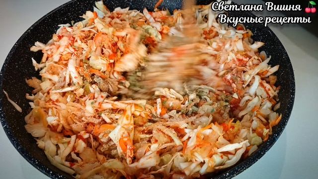 Томлёная капуста с колбасками в горшочках: рецепт для духовки. Вкус с особым очарованием