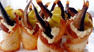 Праздничная 🎉🎊🥳 закуска из тостового хлеба 🍞 со шпротами 🐟, с сыром 🧀 и чесноком 🧄