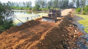 Часть 1. Дорога через болото. Бульдозер Komatsu D53A и грузовики прокладывают дорогу.